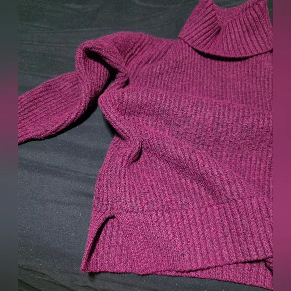 Nine West Oversized Ribbed Turtleneck Sweater -Burgundy/ Plum. Size SMALL - Picture 4 of 5